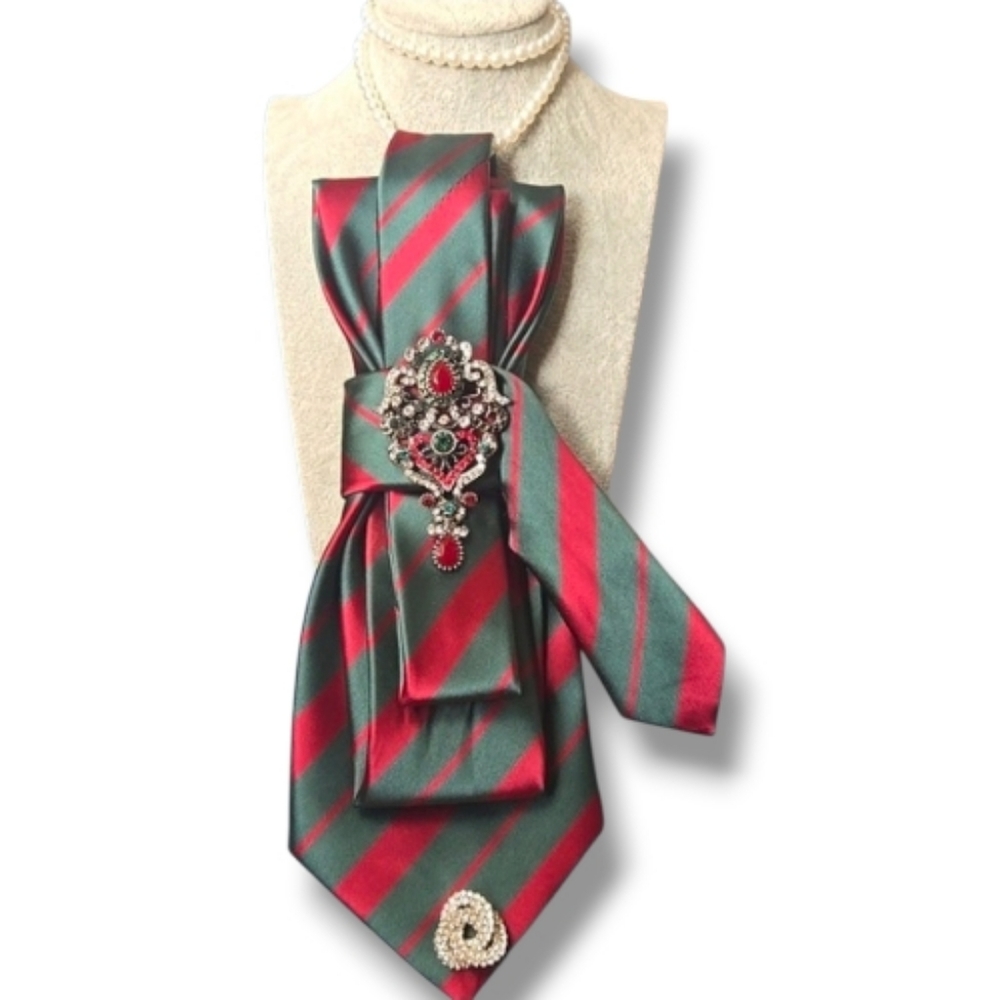3/$60 Jacquard Silk Italia Unique Folded Striped Tie in Green and Red and Brooch